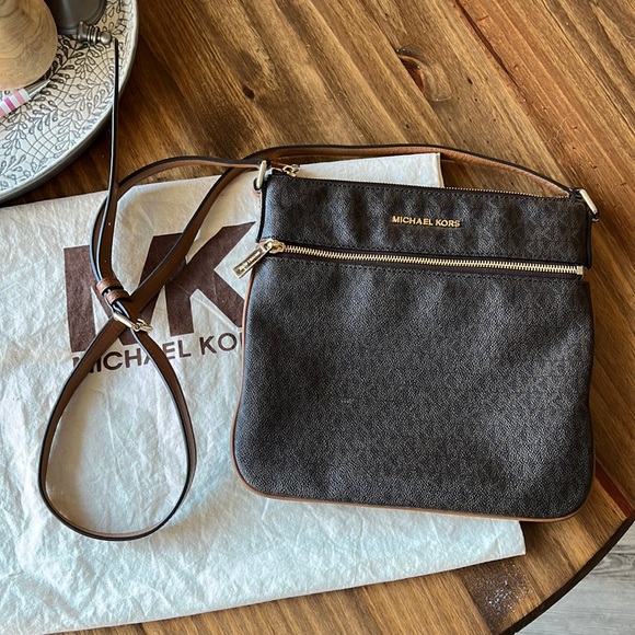 Michael Kors Handbags - Michael Kors Signature Bedford Flat Crossbody Brown EUC
